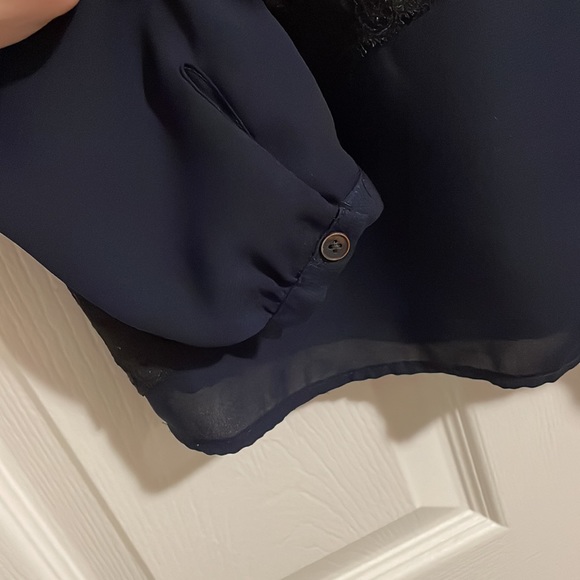 🛍️EUC Loft blouse with black lace accents 271 - Picture 4 of 5